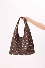 Bolso marrón de símil cuero con apliques metálicos plateados en todo el frente y manija suave.