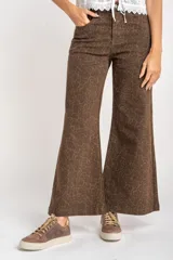Pantalón de jean marrón con estampado animal print, corte flare y tiro medio.
