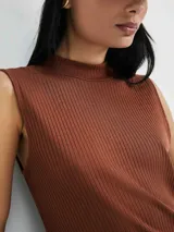 Vestido largo marrón de tejido de punto acanalado, sin mangas y con cuello alto.