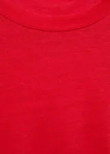 Remera roja de lino, manga corta y cuello redondo.
