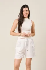 Short blanco de tela arrugada, con cintura elástica ajustable con cordón, bolsillos laterales y bolsillos cargo con solapa.