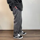 Pantalón de jean gris oscuro, corte mom, de tiro alto y pierna recta.