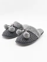 Pantuflas rosadas de tejido de punto trenzado, con borde de piel sintética y pompón decorativo con lazo.