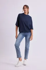 Remera de manga tres cuartos, color azul marino, con cuello alto tipo mock neck y corte holgado.