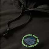 Canguro negro con capucha y cordones ajustables, bolsillo tipo canguro y logo estampado en el pecho.