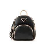 Mochila negra de cuero sintético con detalles en color crema. Tiene un compartimento principal con cierre, un bolsillo frontal con cierre, un bolsillo interno con cierre y dos bolsillos internos abiertos. Las correas son regulables y los herrajes son plateados.