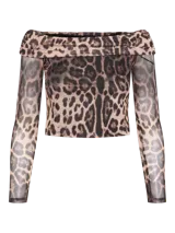Top marrón con estampado animal print, hombros descubiertos y mangas largas de tul.