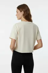 Remera negra de algodón con estampado de un plato de panqueques con arándanos.