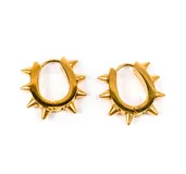 Par de aros dorados tipo argolla con tachas.