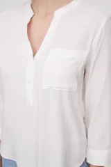 Blusa negra de manga 3/4 con cuello mao y botones delanteros, confeccionada en viscosa.