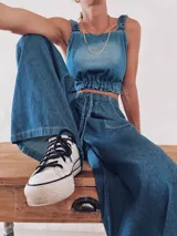 Top de denim azul con breteles anchos y cintura con elástico fruncido.