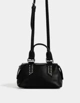 Cartera bowling negra de cuerina con tachas decorativas, doble asa de mano corta y correa regulable y desmontable.