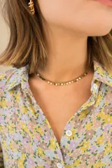 Gargantilla dorada de acero hipoalergénico con cadena de eslabones pequeños y mini dijes de corazones colgando.