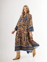 Maxi vestido de estampado boho en tonos invernales, con mangas amplias y volados, de corte holgado.