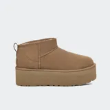 Bota de gamuza color marrón con plataforma de 5 cm, forrada con mezcla de lana UGGplush™ para mayor suavidad.