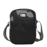 Bandolera negra con estampado camuflado en tonos grises, con logo de la NBA y bolsillo frontal de red.