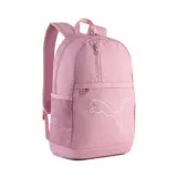 Mochila Puma color rosa con logo blanco estampado. Cuenta con un compartimento principal con cierre, un bolsillo frontal con cierre, dos bolsillos laterales de malla y correas acolchadas ajustables.