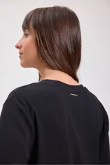 Remera blanca de corte recto y mangas cortas.