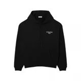 Buzo canguro negro de Lacoste con capucha y cordones ajustables. Tiene un bolsillo tipo canguro en la parte delantera y el logo de la marca bordado en el pecho.