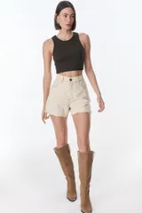 Short de jean color crudo, de tiro alto, con bolsillos delanteros y traseros, y ruedo desflecado.