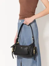 Bandolera negra de cuero vacuno con correa fina ajustable. Tiene cierre superior y forro interior de tejido jacquard. Incluye bolsillos frontales y laterales con cierre dorado y logo de la marca en dorado.