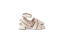 Sandalia casual color offwhite, con tiras anchas y tacón cuadrado.
