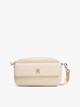 Bandolera Tommy Hilfiger color crema con logo de la marca en dorado en el frente.