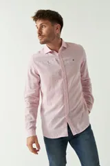 Camisa celeste con microestampado, de lino y algodón, corte regular y logo bordado en el pecho.
