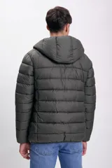 Campera puffer verde oscuro con capucha y cierre frontal.