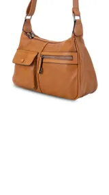 Cartera bandolera negra de cuero sintético con correa extensible. Tiene dos compartimentos principales con cierre, un bolsillo trasero con cierre y dos bolsillos frontales, uno con botón y otro con cierre.