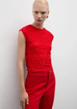 Camiseta roja con textura, cuello redondo y mangas cortas. Diseño entallado.