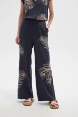 Pantalón ancho de poliamida color azul marino con bordado de hojas color beige.