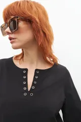 Remera color crudo con cuello redondo y mangas 3/4 abullonadas.