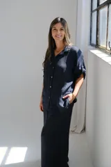 Conjunto de camisa y pantalón azul marino de lino. La camisa es de manga corta y el pantalón es palazzo.