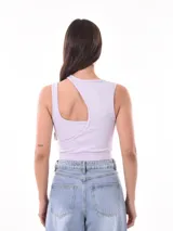Musculosa corta de punto acanalado color negro, con breteles anchos y corte asimétrico con abertura en el hombro.