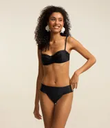 Top de bikini negro con breteles finos ajustables y detalle de costura en el borde superior.