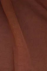 Pantalón de trabajo color marrón chocolate, confeccionado en lino y tencel. Presenta corte holgado, bolsillos laterales, cintura elástica con cordón ajustable y detalle regulable en el tobillo.