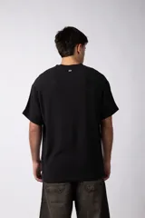 Remera color crudo de lino con textura entramada, calce cómodo y mangas cortas.