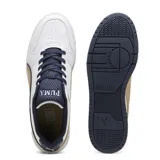 Championes urbanos Puma Game Low Retro Club, color blanco con detalles en azul marino y beige.