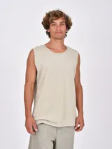 Musculosa negra de corte ancho y sin mangas, con cuello redondo.