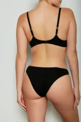 Conjunto de ropa interior negro, compuesto por un corpiño con aro y breteles regulables, y una bombacha vedetina clásica mediana.