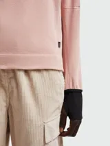 Buzo rosado de microtejido suave con cuello redondo y puños negros.