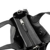 Cartera negra de símil cuero con doble asa, correa regulable extraíble y cierre con cierre y botones imantados.