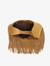 Bolso tipo cubo negro de cuero gamuzado con flecos largos en la parte inferior y asa de hombro ajustable.