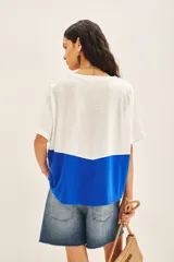 Remera blanca con recorte inferior azul y estampado frontal con la palabra 'AMOUR' en azul.