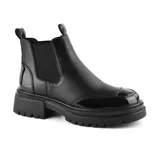 Bota Chelsea color marrón con elástico lateral negro, puntera y talón en charol negro, suela track y tiradores en la caña.