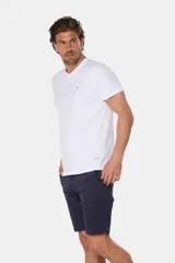 Bermuda color beige con cintura elastizada, bolsillos laterales y traseros.