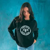Canguro negro con capucha y bolsillo delantero, con estampado blanco de tres figuras femeninas y texto "Anti Social Social Club".