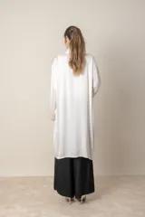 Túnica italiana de satén de seda color beige, de corte suelto con bolsillos laterales.
