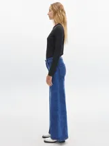 Pantalón de jean azul de pierna ancha, tiro medio-alto y lavado gastado.